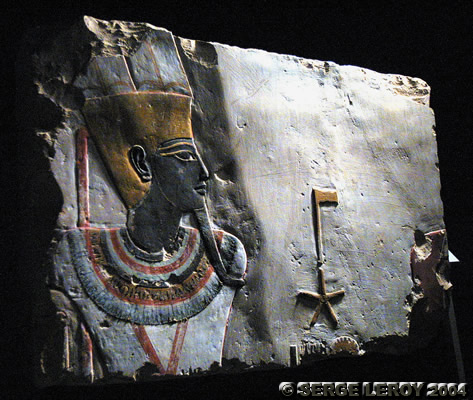 Relief peint d'amon à la peau noire