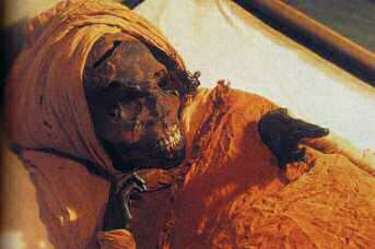 En essayant de r�unifier l'Egypte, S�q�nenr� re�ut cinq blessures mortelles � la t�te.