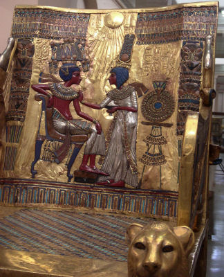 Toutankhamon et son épouse avec le dieu soleil Aton, caractérisé par la présence de mains bienfaisantes au bout de ses rayons, amenant la croix de vie. Trône de Toutankhamon exposé au musée du Caire, photo de Vincent Euverte.