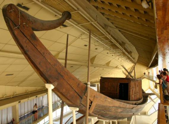 Superbe barque solaire exposée à Gizeh