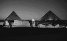 Les pyramides de Gizeh la nuit