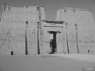 Entr�e prot�g�e par des statues du faucon Horus