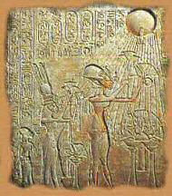 Akhenaton, N�fertiti et leurs filles, adorant le dieu Aton.