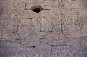 Le pharaon creuse un sillon