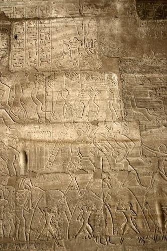 Soldats égyptiens et fils de Ramsès II mettant le siège devant une citadelle