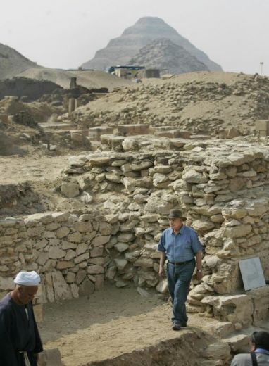 Zahi Hawass, sur le site de la nouvelle pyramide
