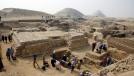 http://www.egyptos.net/egyptos/photos/Pyramides-et-Tombes--Decouverte-d-une-pyramide-a-Saqqara-11-2008--saqqara-decouverte-06.html