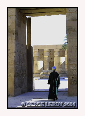 Gardien qui change de cour dans le temple d'amon à Karnak