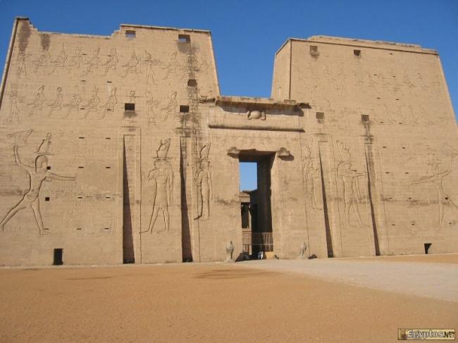 Entr�e prot�g�e par des statues du faucon Horus