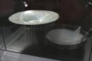 Plat et r�cipient avec anse de coul�e