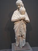 Pr�tre portant un vase