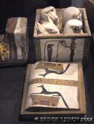 Coffre � vases canopes