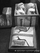 Coffre � vases canopes