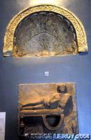 Pressoir sculpt� et d�cor� avec le dessus d�une niche