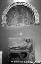 Pressoir sculpt� et d�cor� avec le dessus d�une niche
