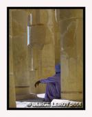 A l�ombre d�une colonne du temple d�Hatchepsout