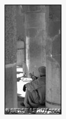 Gardien se repose au pied d�une colonne
