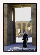 Gardien qui change de cour dans le temple d�Amon � Karnak
