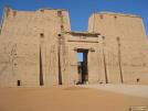 Entr�e prot�g�e par des statues du faucon Horus