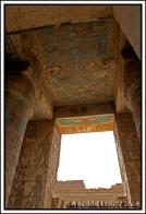 Colonnes en gr�s et reliefs peints
