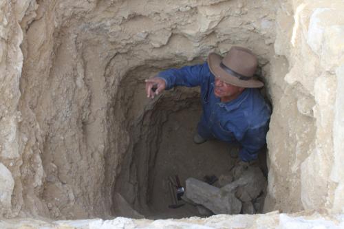 Dr. Hawass examine l'un des puits funéraires. (Photo: Jennifer Willoughby)