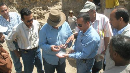 Dr Hawass sur le site de l'excavation.