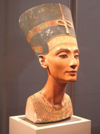 Buste de Néfertiti, vers 1340 avant J.-C., exposé au musée de Berlin