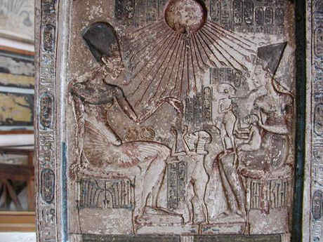Néfertiti et Akhenaton en compagnie de leurs filles, sous la protection du dieu solaire Aton, exposé au Musée du Caire, Egypte