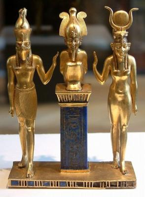Osiris (au centre), Isis (à droite) et Horus (à gauche)