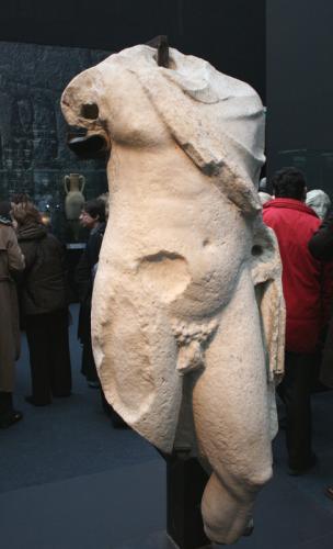 Statue d'un homme corpulent