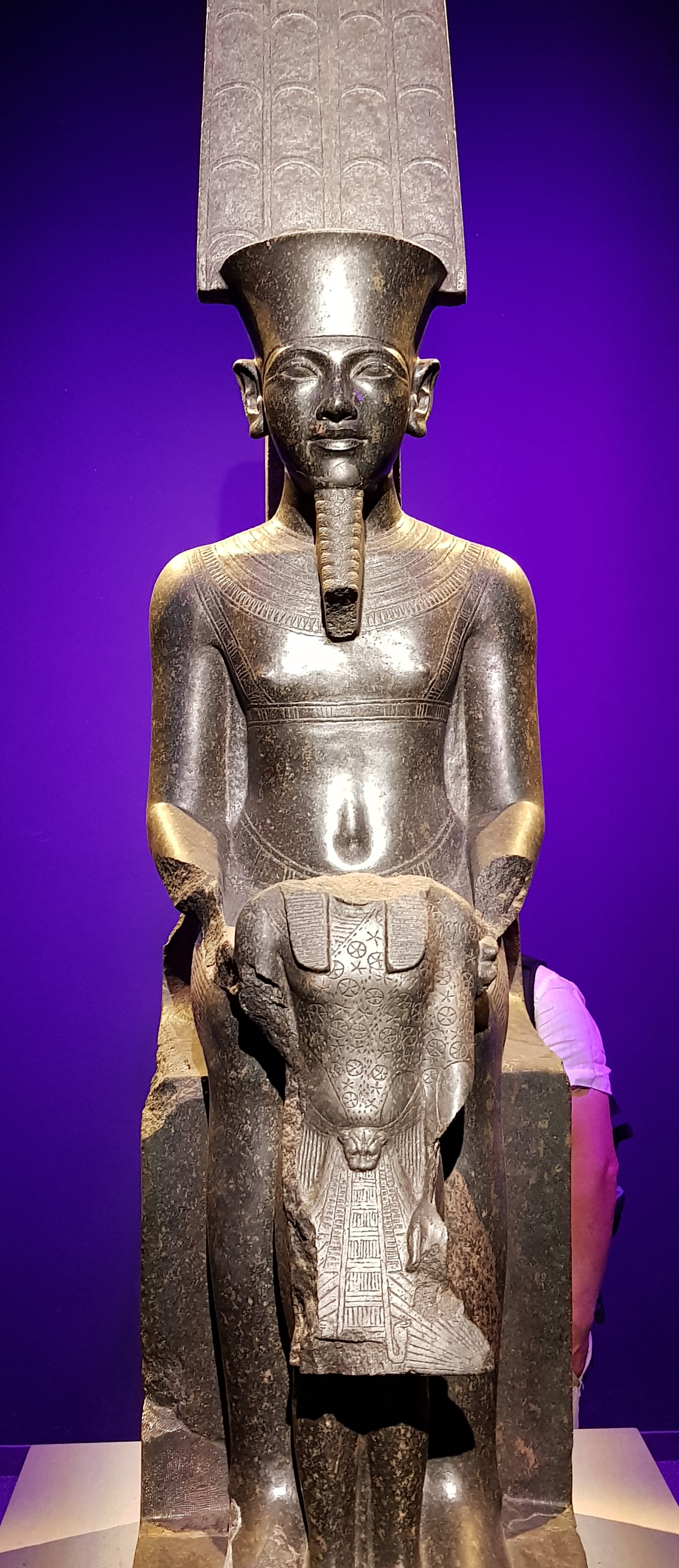 Amon protégeant Toutankhamon