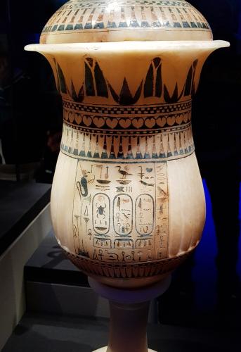 Vase en calcite sur socle arborant les cartouches de Toutankhamon et d’Ankhsenamon