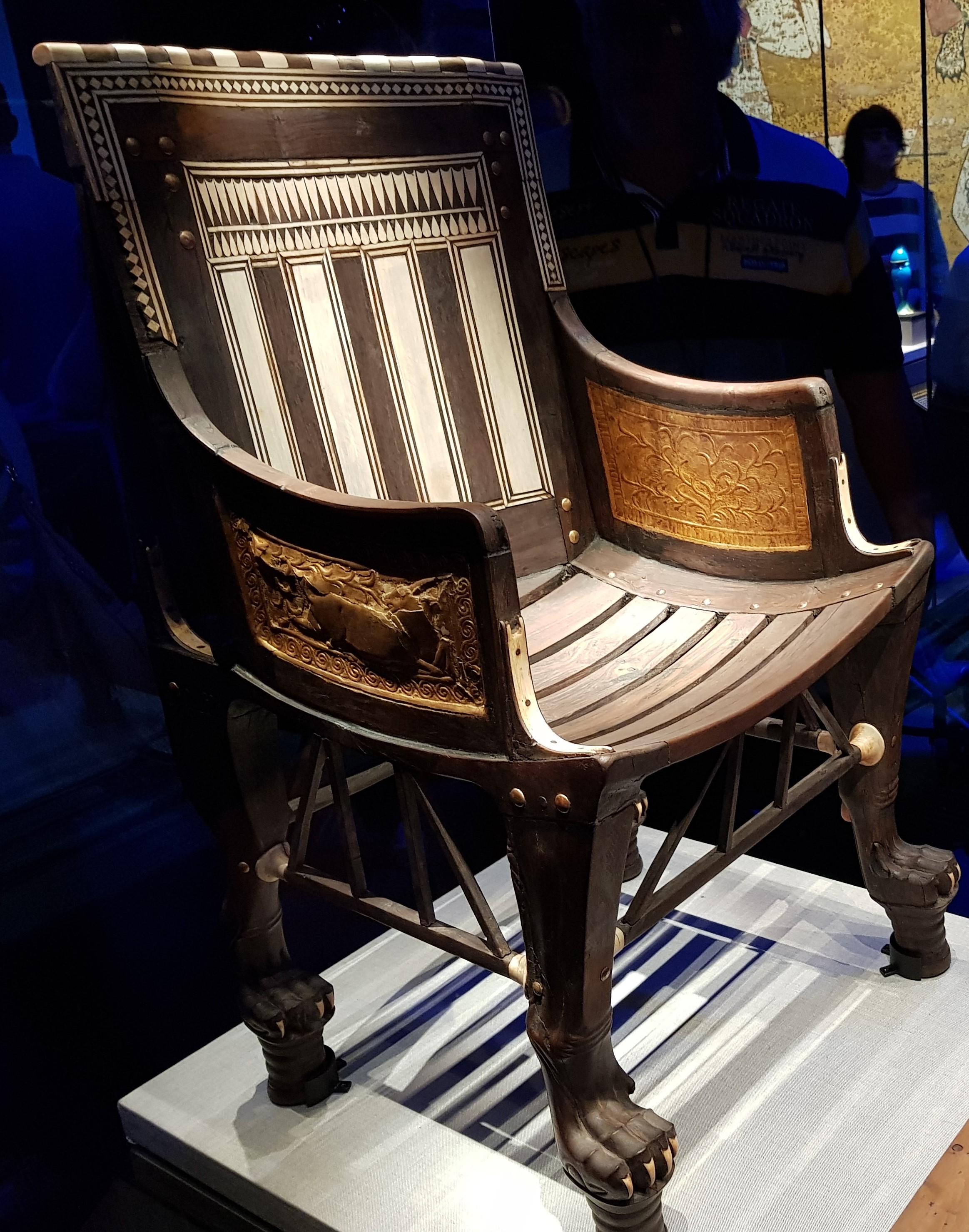 Fauteuil de Toutanhamon en bois incrusté d’ébène et d’ivoire