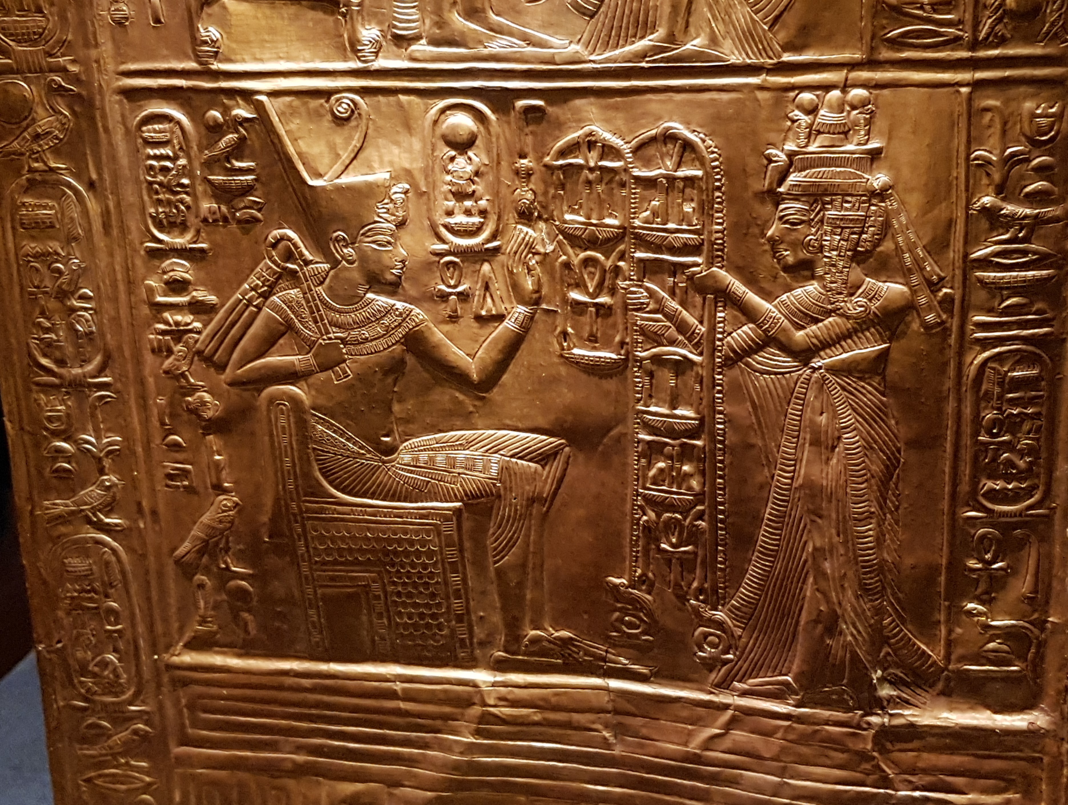 Coffret en bois sculpté montrant Toutankhamon et Ankhesenamon dans une scène de la vie quotidienne