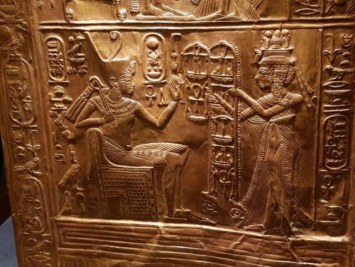 Coffret en bois sculpté montrant Toutankhamon et Ankhesenamon dans une scène de la vie quotidienne