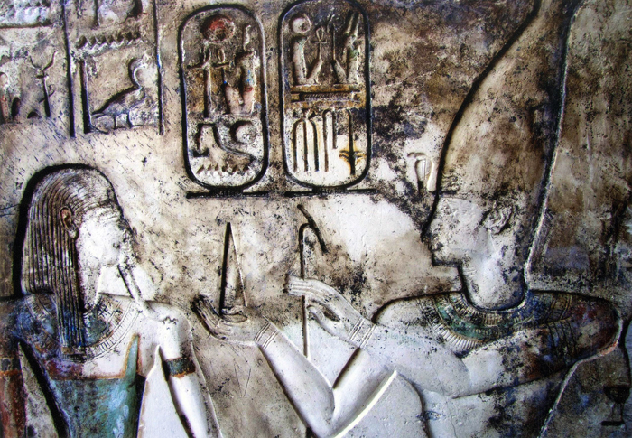 Ramsès II faisant des offrandes