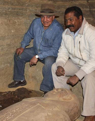 Devant l'une des tombes à Saqqarah