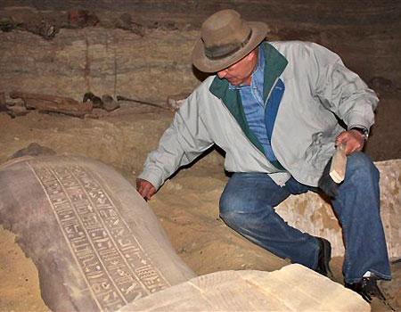 Zahi Hawass dans la tombe contenant les momies