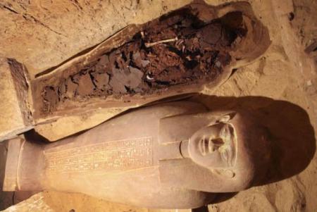  squelette et un sarcophage