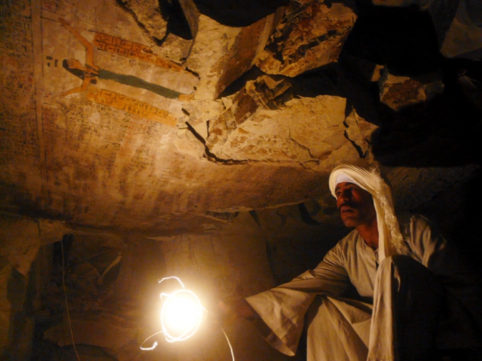 Examination du plafond de la tombe de Djehouty
