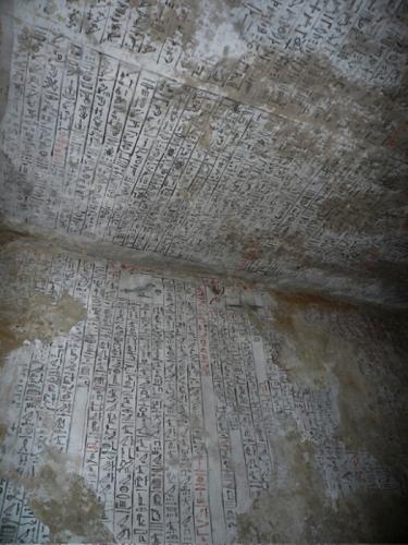 Le plafond et un mur de la chambre funéraire