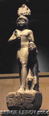 Ramsès VI tient la tête décapitée d'un Libyen