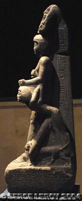 Ramsès VI tient la tête décapitée d'un Libyen