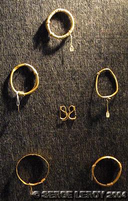Cinq bracelets en or