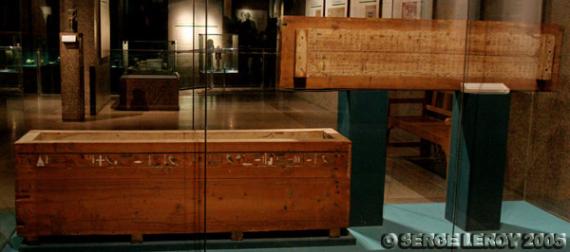 Sarcophage en bois
