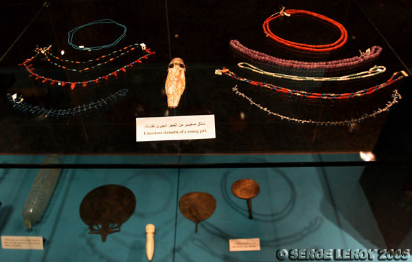 Colliers de perles et pierres colorées