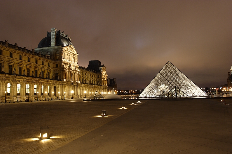 Le Louvre de nuit