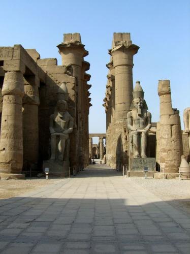 La cour de Ramsès II au temple de Louxor