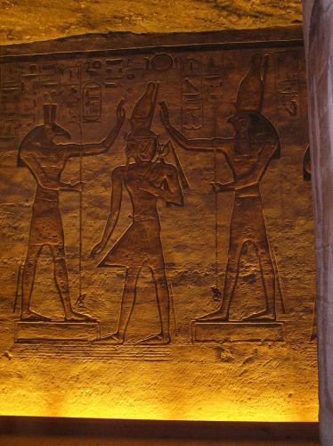Ramsès II couronné par les dieux Seth et Horus