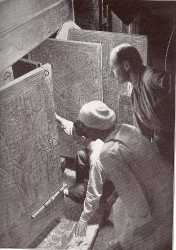 Howard Carter et les ouvriers ouvrent les portes de la chambre funéraire